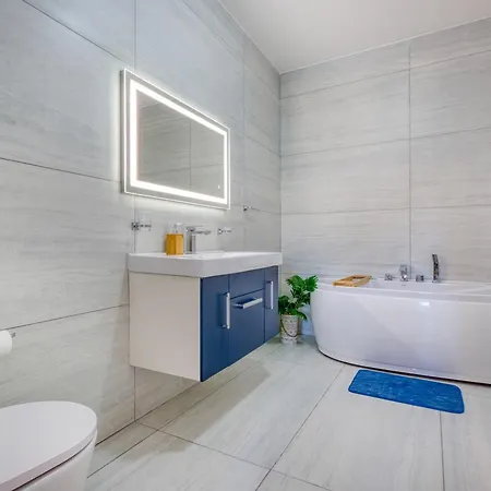 Tranquil Escape - Stylish With Terrace & Ac 아파트 *