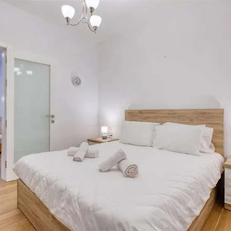 아파트 Tranquil Escape - Stylish With Terrace & Ac *