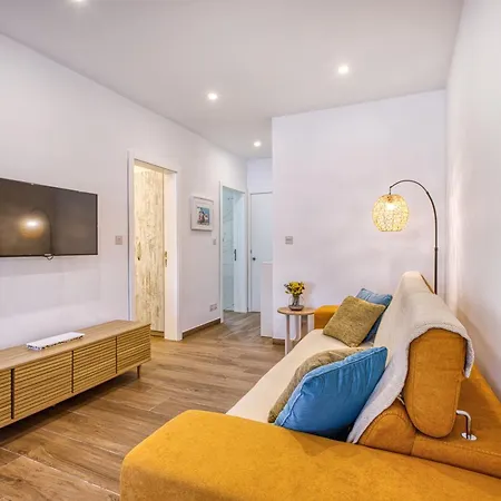Tranquil Escape - Stylish With Terrace & Ac 아파트