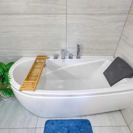 Tranquil Escape - Stylish With Terrace & Ac 아파트 *