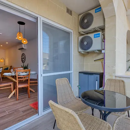 Tranquil Escape - Stylish With Terrace & Ac 아파트
