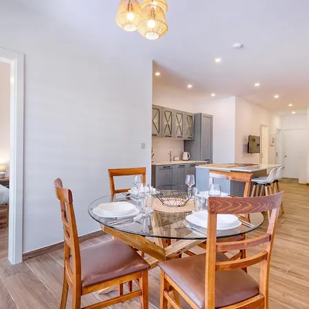 Tranquil Escape - Stylish With Terrace & Ac 아파트