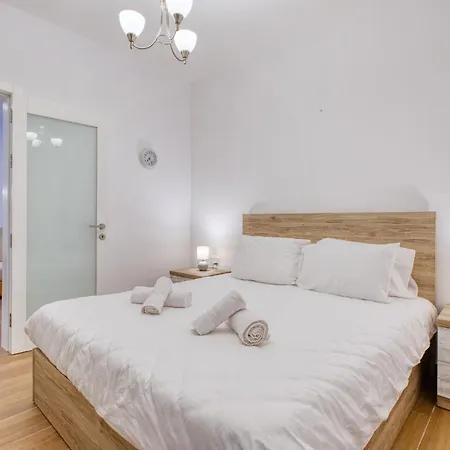 Tranquil Escape - Stylish With Terrace & Ac 아파트