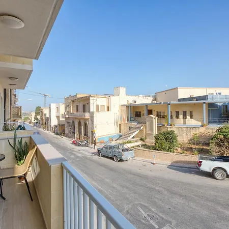 Tranquil Escape - Stylish With Terrace & Ac 아파트 Qala