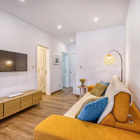 아파트 Tranquil Escape - Stylish With Terrace & Ac Qala