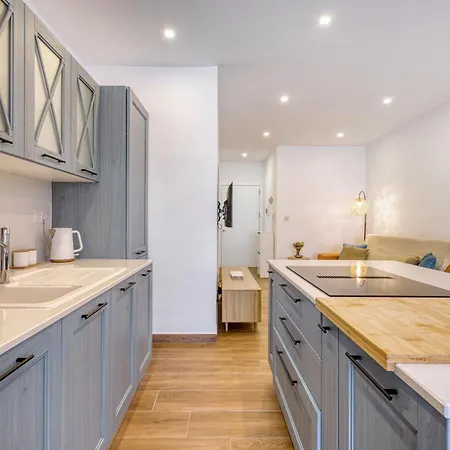 Tranquil Escape - Stylish With Terrace & Ac *