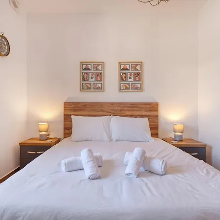 Tranquil Escape - Stylish With Terrace & Ac