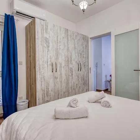Tranquil Escape - Stylish With Terrace & Ac 아파트