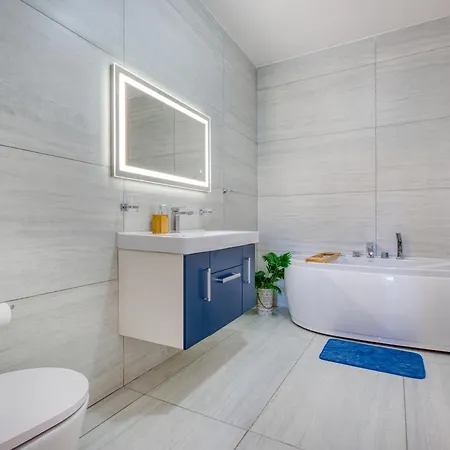Tranquil Escape - Stylish With Terrace & Ac 아파트
