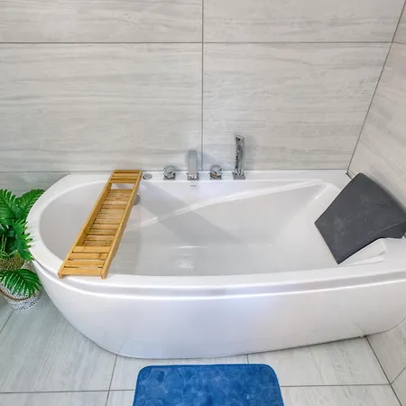 Tranquil Escape - Stylish With Terrace & Ac 아파트